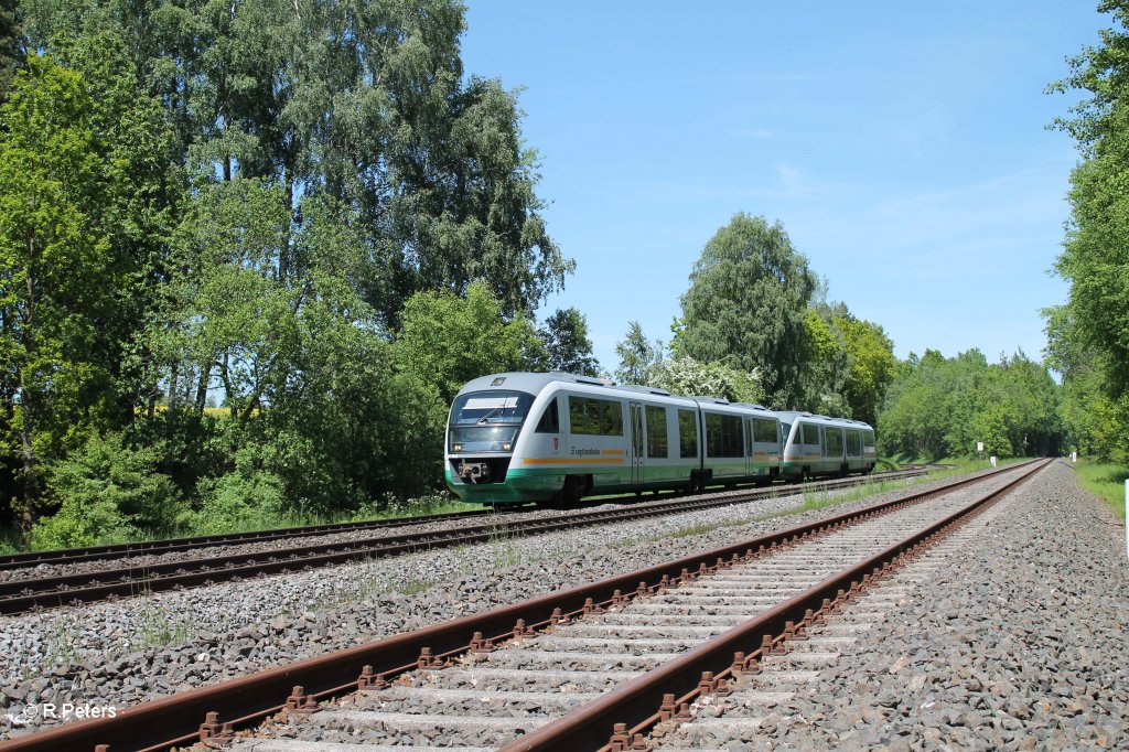 VT16 + VT10 als VBG81123 Marktredwitz - Regensburg Verstrkerzug bei Schnfeld. 05.06.13