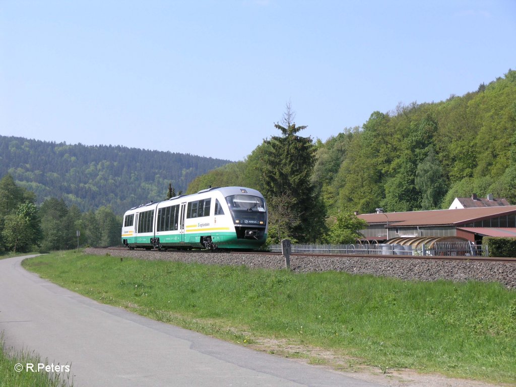 VT21  Stadt Weiden  zieht bei Kauernburg als Shuttelzug vorbei. 22.05.10