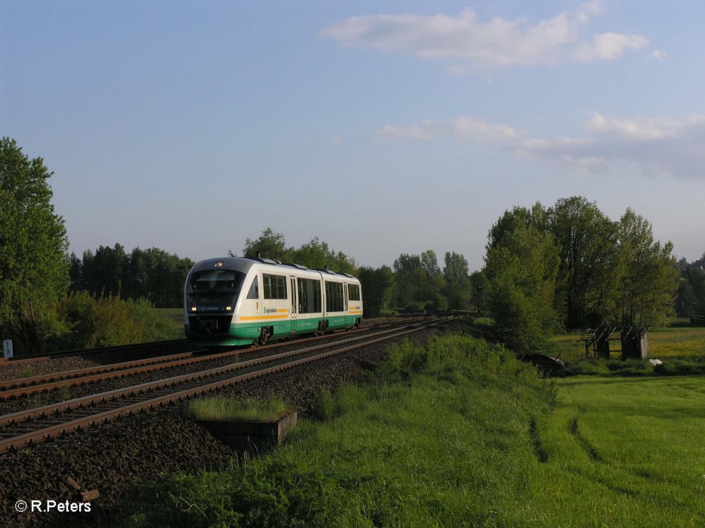 VT24  Vogtlandkreis  mit der verspteten VBG81928 nach Hof bei Schnfeld. 27.05.10