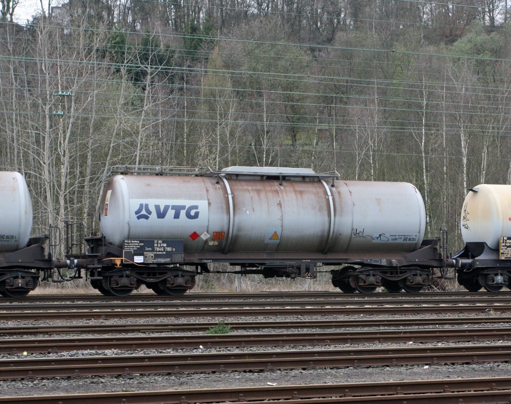 VTG Kesselwagen Zacns 7846 780-0 in einem Zug am 31.03.2012 in Betzdorf. 
Die Gefahtguttafel zeigt an: 
Oben 336 = leicht entzndbarer flssiger Stoff, giftig / 
Unten 1184 = Ethylendichlorid