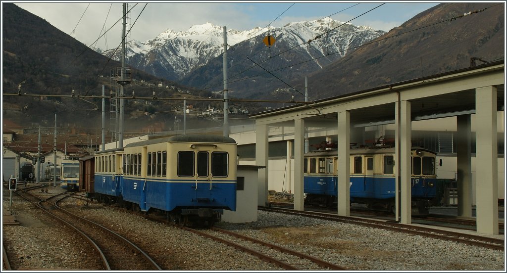 Whrend der Bahnhof Dommodossol SSiF (bzw. dort wo die Fahrgste den Zug nach Locarno besteigen) unfotografierbar einem dunklen Kellerloch gleicht, zeigt der unmittelbar darauf folgende  Betriebsbahnhof interessantes. 
Das Bild entstand aus dem nach Locaro fahrenden Zug am 23.01.2012