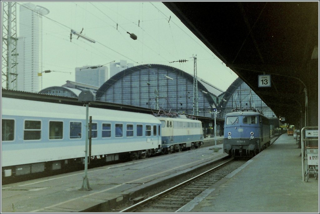 Whrend eine  Bgelfalten 110  mit einem IR in Frankfurt eintrifft, fhrt die 110 349-0 aus der Halle. 
30. August 1994/Gescanntes Negativ