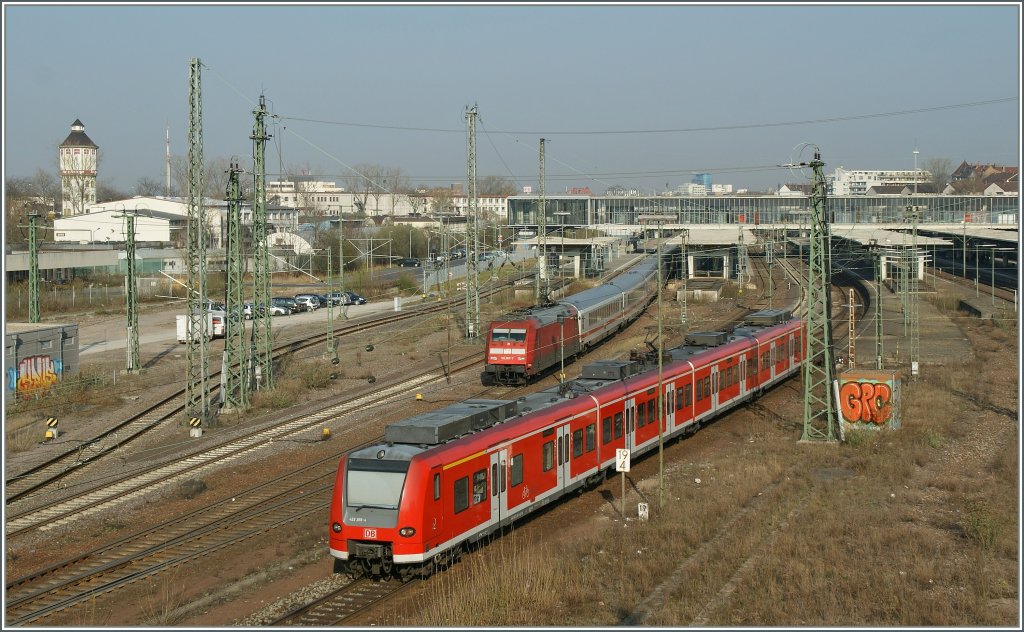 Whrend im Hintergrund der IC 2319 nach Stuttgart abfhrt, sorgt der in Heidelberg eintreffende Doppel-425 noch fr Spannung.
28. Mrz 2012