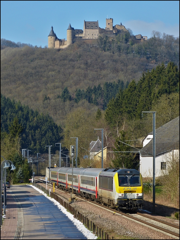 Whrend in Michelau die Schneereste in der Sonne dahinschmelzen, braust die 3004 mit dem IR 115 Liers - Luxembourg am Haken ohne Halt daran vorbei. 18.02.2013 (Jeanny)