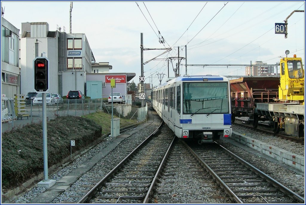 Whrend die neue M2 grtenteils wie es sich fr eine Mtro gehrt unterirdisch verluft, verfgt die lter M1 kaum ber Tunnelstrecken. Hier erreicht am 26. Jan 2011 zwei Bem 558 aus Lausanne Flon den Endpunkt Renens VD.