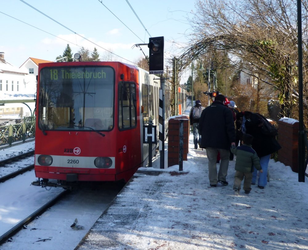 Wagen 2260 bei der Ausfahrt aus der Haltestelle Mauspfad (Dellbrck) am Karnevalsdienstag

Er fuhr als LInie 18 nach Thielenbruch