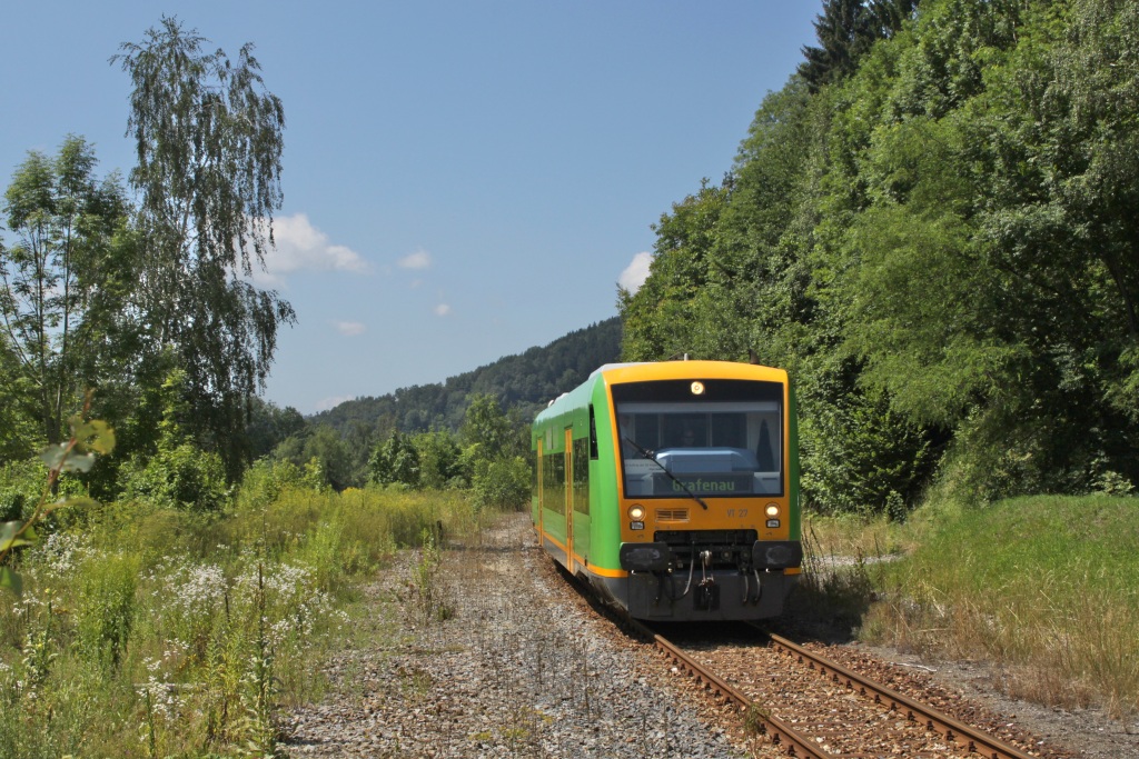 Waldbahn VT 27 am 31.07.10 in Grafenau. Ich habe jetzt einen anderen Monitor und wei jetzt nicht, ob das Bild auch richtig auf euren Monitoren erscheint bzw. ob meiner richtig eingestellt ist... Wenn es zu flau oder zu bersttigt herberkommt bitte ich um Nachricht. Danke