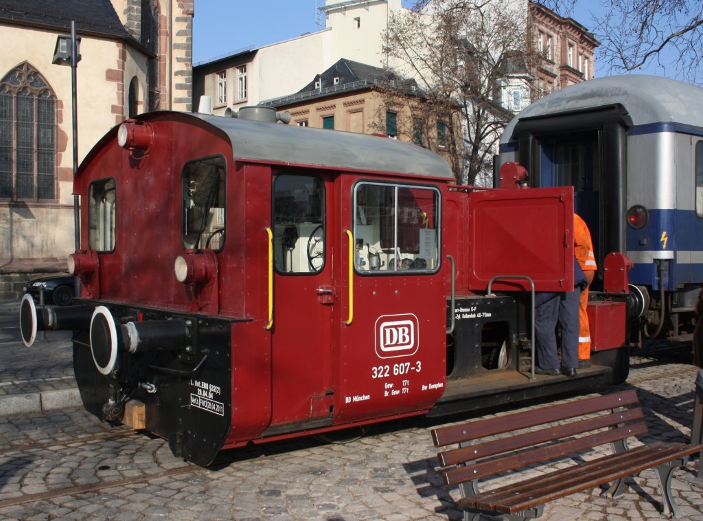 
Wartung muß sein: Die 322 607-3 beim Fahrtag der Historische Eisenbahn Frankfurt e.V. auf der Frankfurter Hafenbahn/Mainufer am 30.01.2011 an der Haltestelle Eiserner Steg der HEF. Die ex Kö 4293 wurde 1934 bei Krauss-Maffei, Fabr.-Nr. 15429, gebaut und an die DRG geliefert.
1943 Umbau in DRG  Kg 4293  (Betrieb mit Generatorgas), 1949 wieder Umbau DB  Kö 4293  , 1965 Umbau in DB  Köf 4293  , 1968 Umzeichnung in DB  322 607-3  und am 31.12.1980 erfolgte die Ausmusterung DB.  Im Jahre 1981 ging sie an die Deutsche Hyperphosphat GmbH, Budenheim  1  .