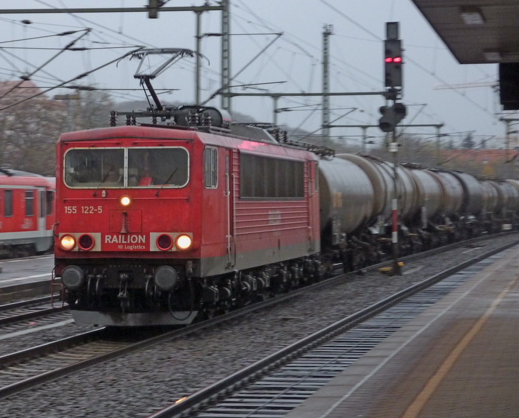 Was meine Kamera hier gemacht hat wei ich uch nich! 155 122-5 mit Kesselwagenzug am 15.11.10 in Fulda