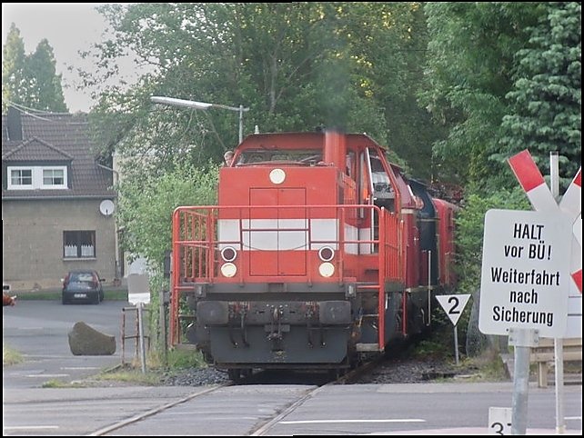 WEBA 07 (ex DB 211 274, ex BB 2048 008, UIC Nummer 92 80 1211 274-6 D-WEBA Bezeichnung DH 1004) mit einem berfhrungszug der es in sich hat beim Halt vor dem B B413 in Dierdorf

