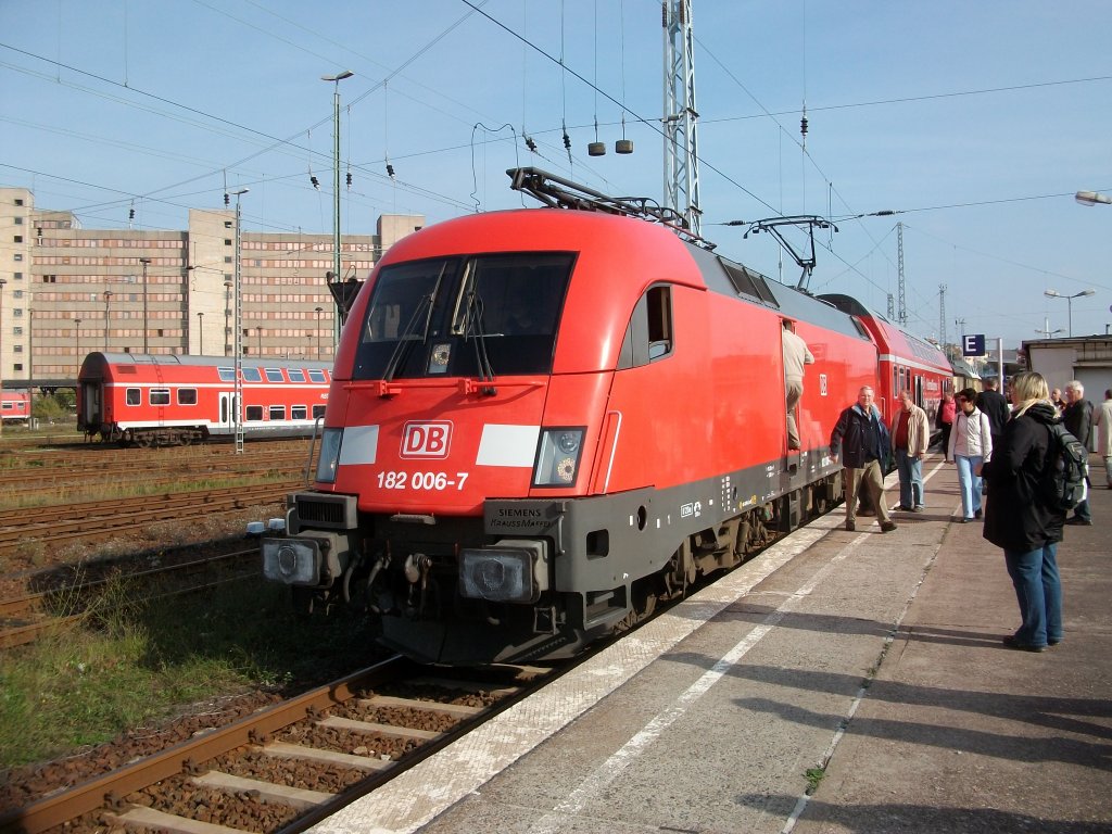 Weil in meiner Region keine DB-Taurus fahren,mute ich am 03.Oktober 2010 extra nach Berlin fahren,um endlich einen DB-Taurus vor die Linse zubekommen.Beim Bahnhofsfest in Lichtenberg wurde ich fr meine Anreise entschdigt und bekam endlich einen Taurus vor die Linse.Hier ist es der Cottbuser Taurus 182 006.