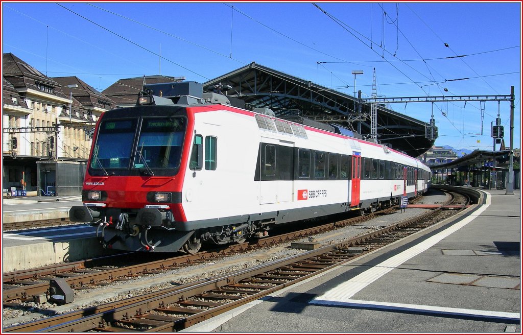 Weie Zge II: Ein RBe 560 DOMINO als S11 nach Yverdon kurz nach der Abfahrt in Lausanne am 6 Oktober 2010. 