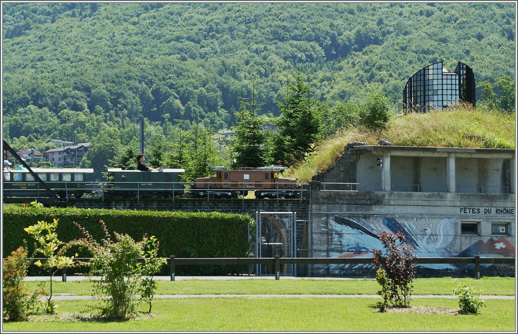 Wem die T Gauge zu klein ist, fr den gibt es den  Swiss Vapeur Parque  in Bouveret, hier fhrt gerade eine Rh.B. Ge 6/6 411 vorbei.
1. Juli 2013