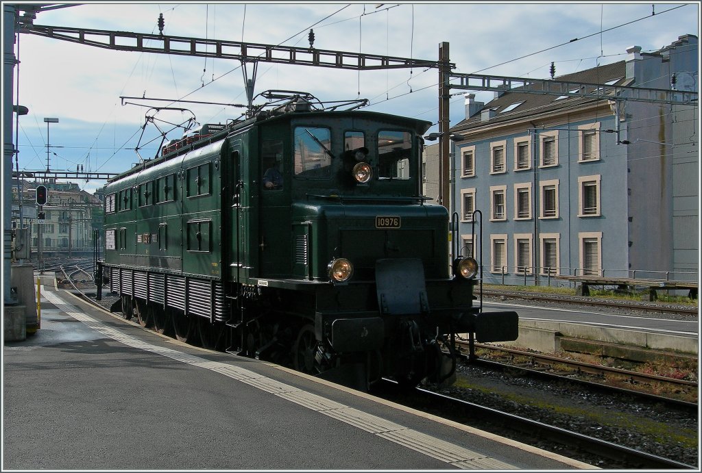 Wenn ich heute schon keine Bilder vom  Muni  und der Deh 4/6 machen konnt, so hatte ich doch die berraschende Gelegenheit die wunderschne Ae 4/7 10976 in Lausanne fotografieren zu knnen.
9. Juni 2013