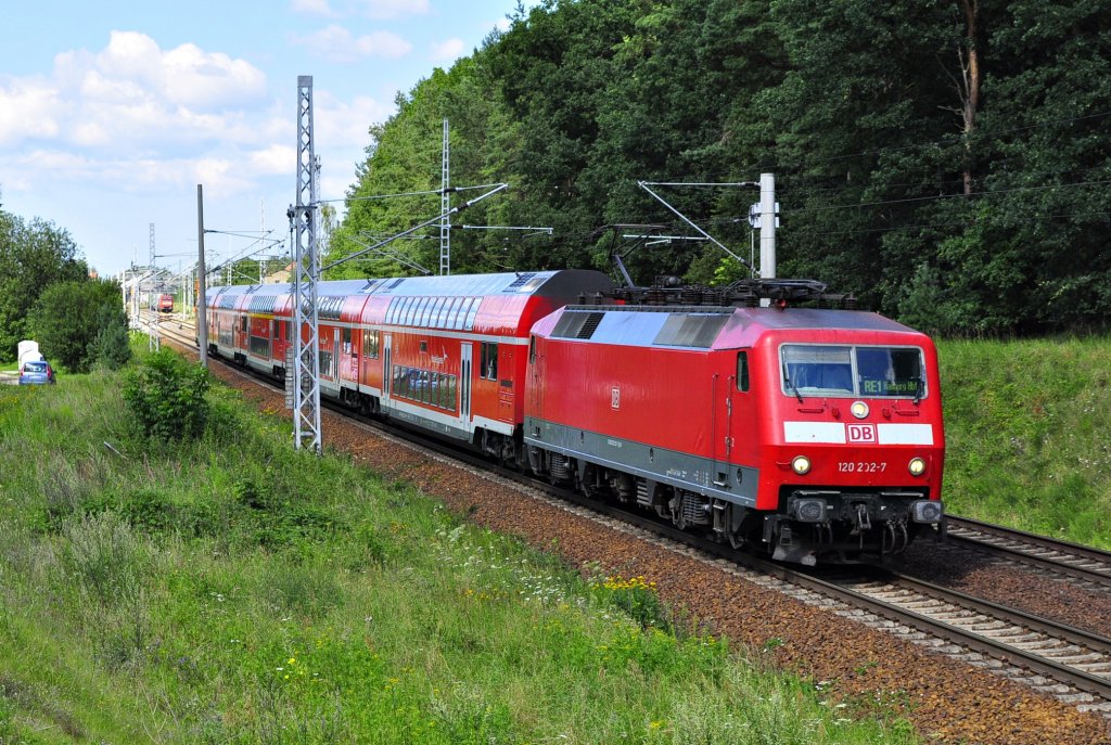 Wer kennt das nicht :wartet man auf den Zug scheint die Sonne,naht er dann endlich ist der Wolkenschaden nicht mehr weit.So auch am 02.08.2011 in Schwaan als 120 202 mit dem RE 1 nach Hamburg sich unter einer Wolke verstecken wollte. 