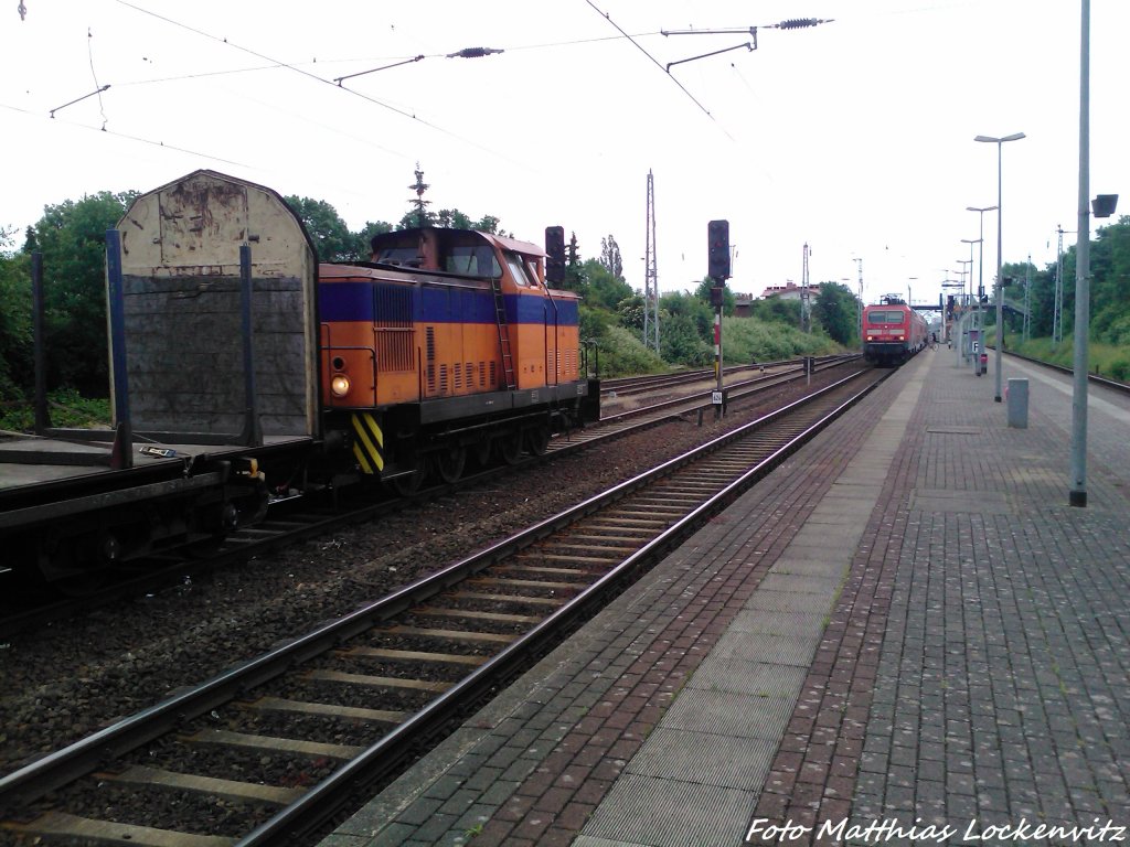 Werklok 1 der Rostocker Fracht- & Fischereihafen Gmbh & BR 143 als S1 mit ziel Warnemnde am S-Bahn Hp. Rostock-Bramow  am 22.6.13