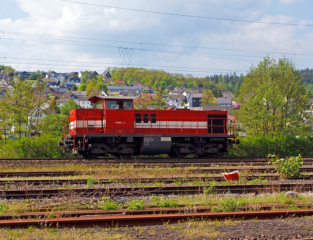 Westerwaldbahn (WEBA) Lok 5 (DH 1004) rangiert am 06.05.2013 in Scheuerfeld/Sieg. 
Die Ursprungslok ist die DB V100 1177 (ab 1968 DB 211 177-1) welche 1961 von Henschel unter der Fabriknummer 30526  gebaut wurde. 1999 erfolgte der Umbau durch Vossloh nach dem Konzept von On Rail mit Serienteilen der Type G1205 unter Verwendung von Rahmen und Drehgestellen in die DH 1004, die neue Fabriknummer ist DH 1004 / 2. 
Sie besitzt einen MTU 12V396TC14 Motor mit 1.030 kW (1.400 PS) Leistung.
Die NVR-Nummern lautet 92 80 1211 177-1.

Technische Daten: 
Achsformel: B'B'
Lnge ber Puffer:  12.100 mm
Gewicht der Lok: 72 t
Hchstgeschwindigkeit: 100 km/h
