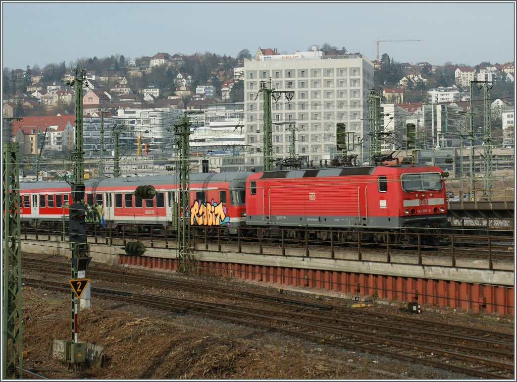 Wie gut werden auch im Fernverkehr noch Wagen eingesetzt, die Fenster zum ffnen haben und so der Versuch unternommen werden kann, Zge an sonst nicht zugngliche Stellen fotografieren zu knnen. 
DB 143 195-6 mit einem Zug des GB Regio im Vorfeld des Stuttgarter HBF, das Bild entstand aus dem IC 2319 am 29.03.2012