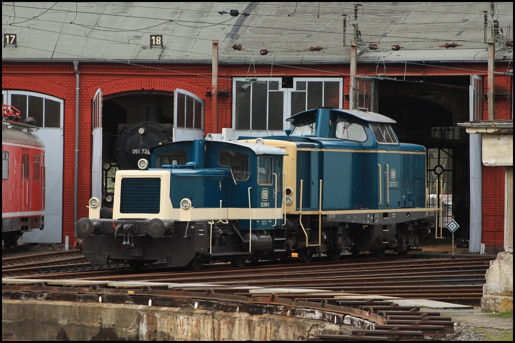 Wie in guten alten Zeiten...332 090 und 212 372 am 26.03.11 an der Drehscheibe des ehem. Siegener Bw´s