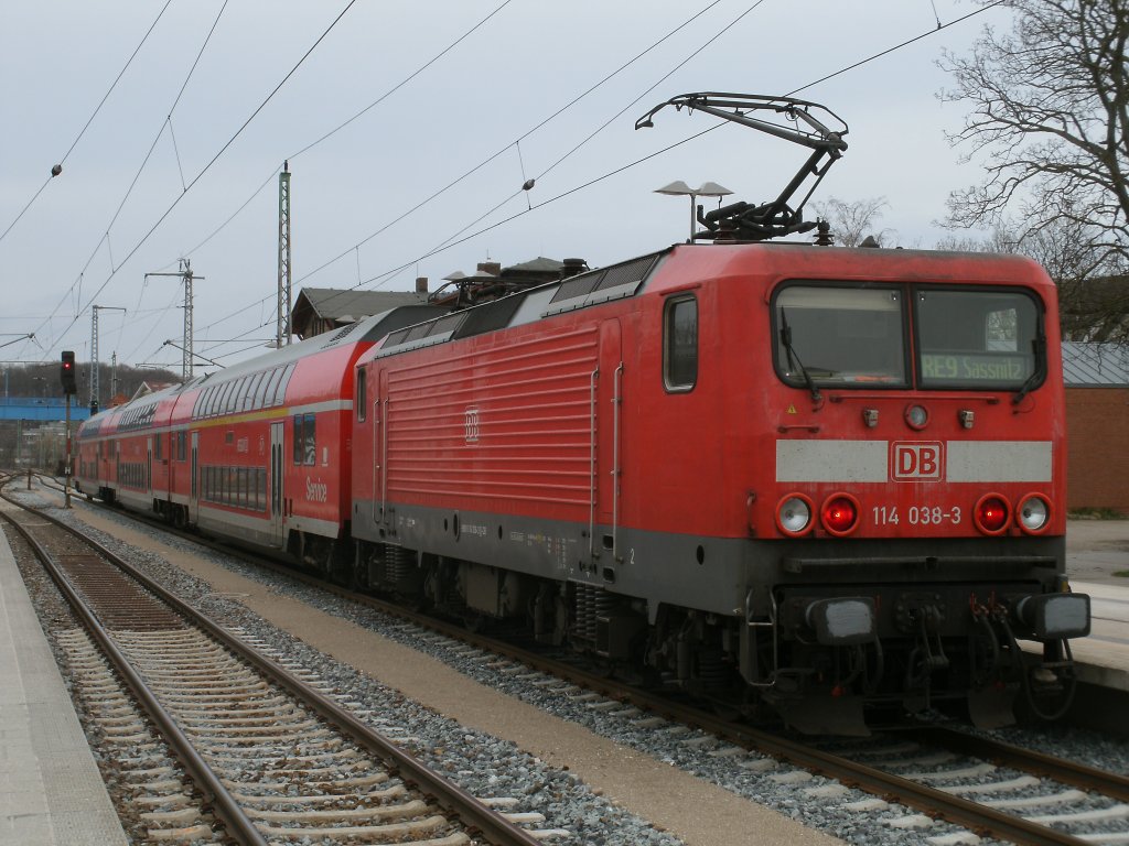 Wieder kam auf der RE9 die Rostocker 114 mit Rostocker Dostos zum Einsatz.Am 05.April 2011 schob 114 038 den RE 13013 von Rostock nach Sassnitz,beim Halt in Bergen/Rgen.