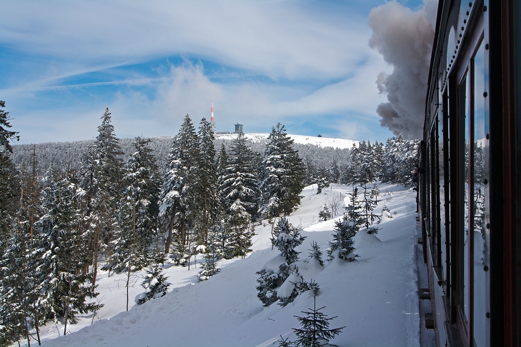 Wintererlebnis Brocken mit dem HSB-Traditionszug - Der Brocken kommt in Sicht und unermdlich zieht die 115 Jahre alte Dame, die 1898 bei Jung gebaute, Mallet-Lokomotive 99 5902 den  HSB-Traditionszug am 23.03.2013 zu Brocken hinauf. 