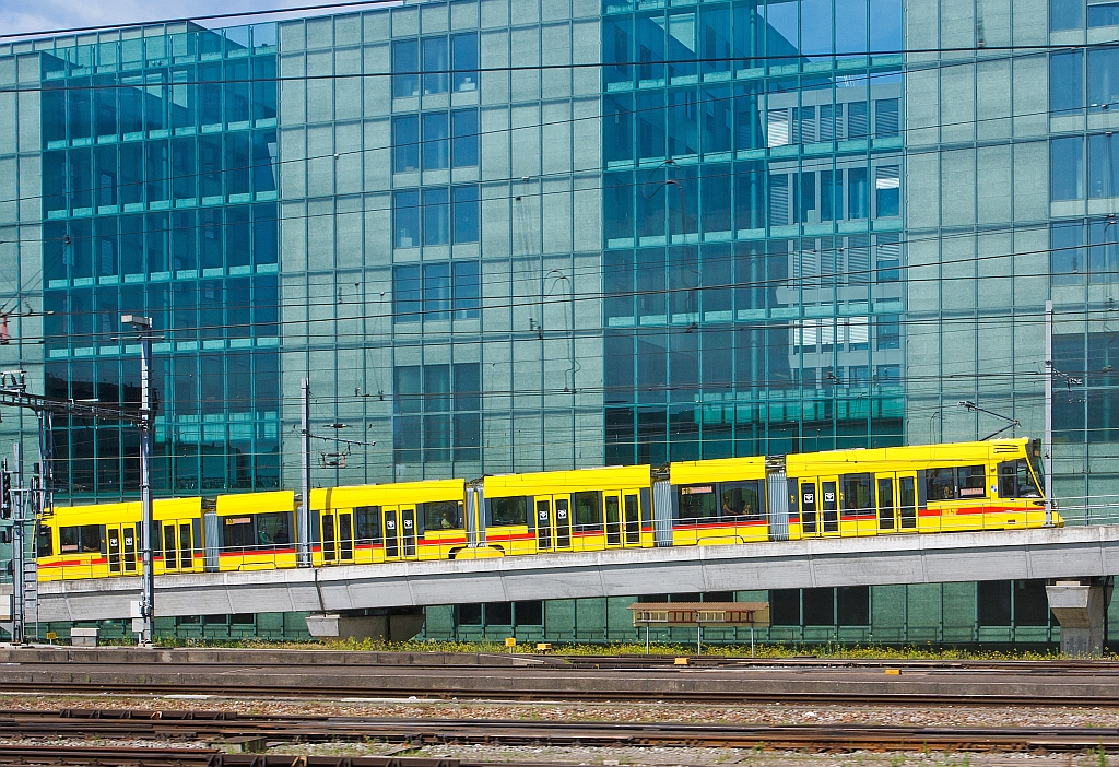 
Wir fahren am 25.05.2012 mit dem ICE in Basel SBB ein, da begegnet uns eine gelbe Tram der BLT.