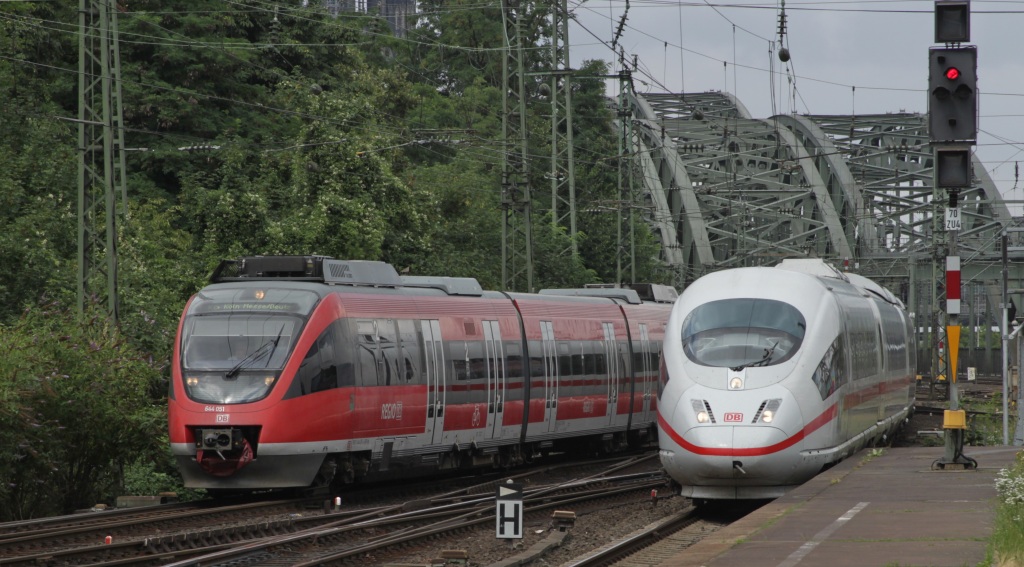 Wird demnchst wahrscheinlich desfteren von mir zu sehen sein, eine Breitbildaufnahme. Hier 644 051 und 406 003 am 24.07.10 in Kln Deutz