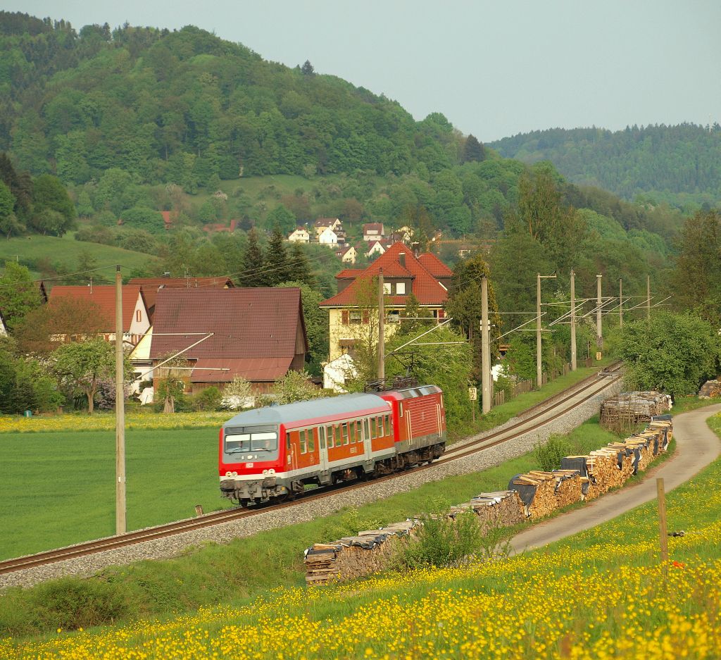 Wittenberger vorraus kam die Regionalbahn von Murrhardt nach Backnang durch Bartenbach geschossen am 28.4.11. 