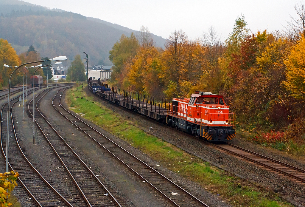 WLE (Westflische Landes-Eisenbahn) Lok 51  Kreis Warendorf  (eine MaK G 1206) kommt mit leeren Gterzug (Schwerlastwagen) von Burbach-Holzhausen ber die Hellertalbahn (KBS 462), hier am 25.10.2012 in Herdorf (km 90,5) kurz vor der Brcke Wolfsweg. Die Lok wurde 2002 bei Vossloh unter Fabriknummer 1001150  gebaut. Die komplette NVR-Nummer ist 92 80 1275 106-3 D-WLE.