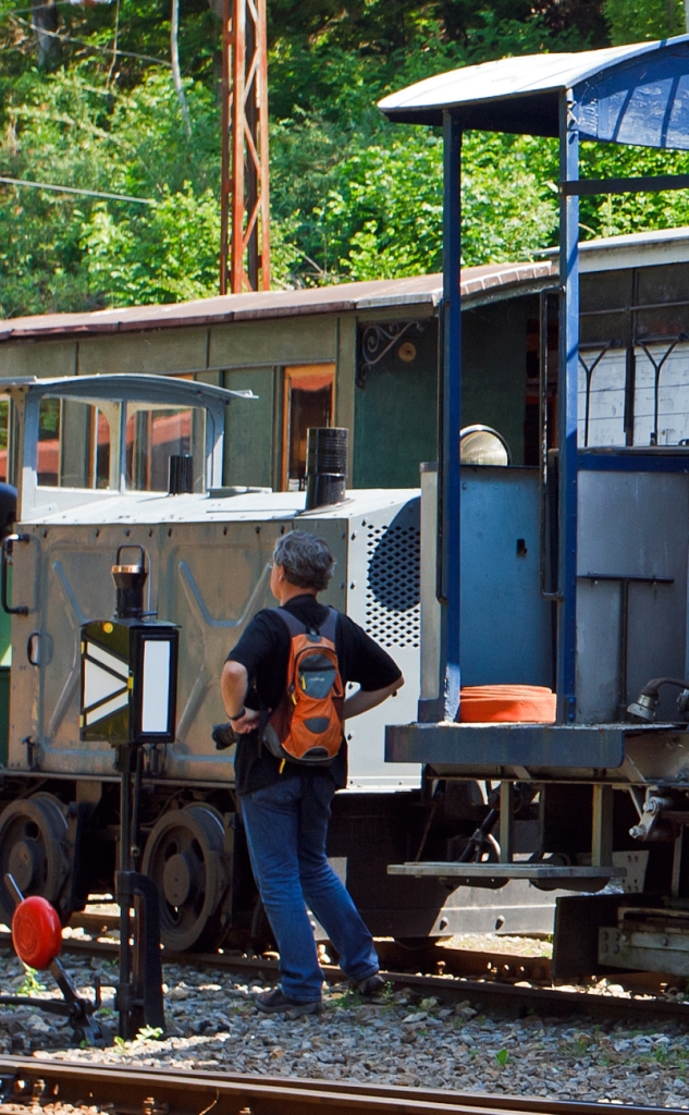 Worauf der nette Fotograf wohl wartet? 
Am 27.05.2012 im Museum Chaulin der Museumsbahn Blonay–Chamby.