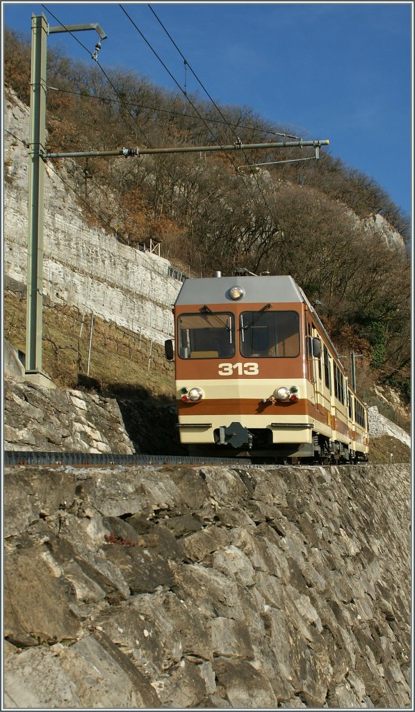 Zahnt steil bergab:A-L BDeh 4/4 313 unterwegs von Leysin nach Aigle.
04.06.2011