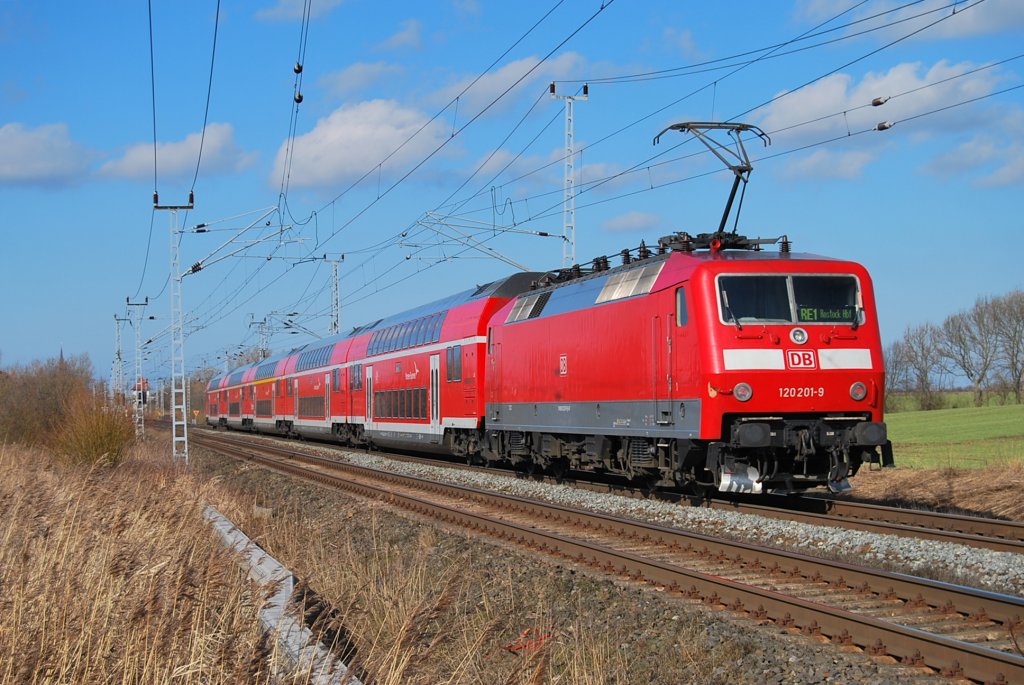 Ziel erreicht!!120 201 rollt mit ihrem RE aus Hamburg kommend in wenigen Minuten in Rostocker Hbf.Geknipst am 23.03.2010 in Sildemow.