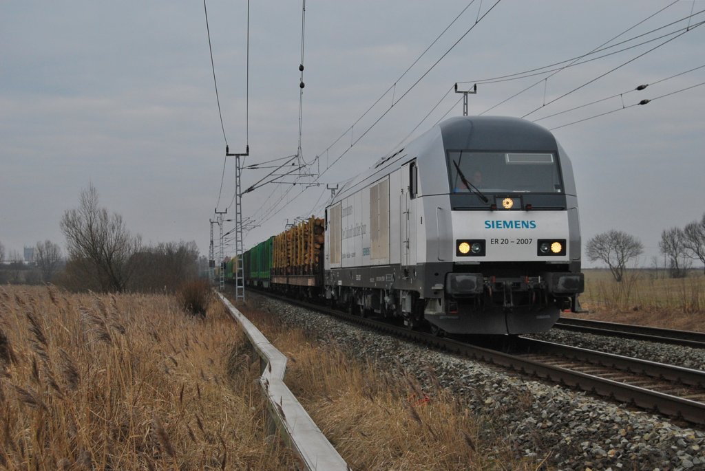 Ziemlich finster war es am 16.02.2011 als der ER 20-2007 mit seienm Holzzug nach Niedergrne durch Sildemow rauscht.