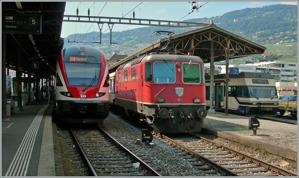 Ziemlich viel Betrieb auf Veveys Nebegleisen: RABe wendet fr die Rckfahrt nach Genve, eine Re 4/4 wartet mit EWi/II Waen und recht im Bild ist der CEV GTW zur Fahrt nach Blonay zu sehen.
7. Juli 2013