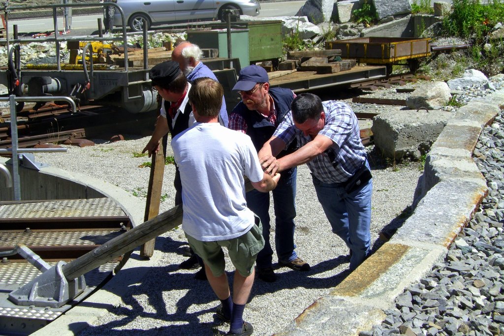 Zu diesem Bild gibt es eine Geschichte: Bei bb.de hatte ich ein Bild von der Furka Lok 4 mit Aufnahmedatum 01.07.2007 eingestellt. Von Jeanny und Hans De Rond kam die Mitteilung, dass sie am gleichen Tag dort gewesen waren. Jeanny hatte ein fast gleiches Foto vom  Handlokdrehen  mit ihrem Mann gemacht wie ich dieses mit meinem Bruder. Wir mssen beim Fotografieren fast nebeneinander gestanden haben. Da sieht man, wie klein die Welt sein kann.......