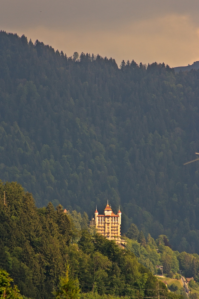 Zug-Such-Bild: Nachmittags am 27.05.2012 auf einem Balkon in Blonay, der Blick auf die Montreux - Glion - Rochers de Naye - Bahn (MGN). Wer den Zug findet erhlt einen Urlaub in der Schweiz, bei eigener Anreise, Verpflegung und Unterbringung:-) Ein Guide kann gegen Aufpreis mitgeliefert werden.