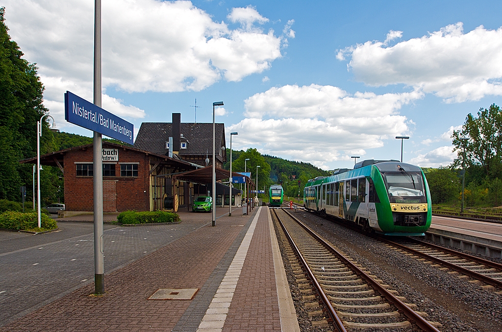 Zugbegegnung  auf der Oberwesterwaldbahn (KBS 461) am 04.05.2013 im Bahnhof  Nistertal / Bad Marienberg (frher Bf Erbach/Westerwald). 
Links ist gerade der Vectus VT 207   (95 80 0640 107-8 D-VCT) ein LINT 27 als RB nach Limburg (Lahn) losgefahren. Auf Gleis 2 (rechts) steht noch der Vectus VT 256 (95 80 0648 156-7/656-6 D-VCT) ein LINT 41 als RB nach Au (Sieg) ber Altenkirchen, dieser Zug musste hier den Gegenzug abwarten, da die Strecke eingleisig ist. 

Ab Juli 2015 wird die Farbgebung auf dieser  Strecke auch anders aussehen. Dann fhrt hier auch die Hessische Landesbahn GmbH (HLB), wobei dann von Limburg durchgngig bis Siegen als RB 28 fahren wird (Limburg – Altenkirchen – Au – Betzdorf – Siegen – teils bis Kreuztal). Ab Au (Sieg) ist es dann die Siegstrecke (KBS 460).

Die vectus Verkehrsgesellschaft mbH  wird es dann wohl nicht mehr geben, die derzeitigen Gesellschafter der vectus sind die Hessische Landesbahn (74,9%) und die Westerwaldbahn (25,1%).

Bleibt nur zu hoffen dass die Fahrzeiten nicht allzu lang sein werden,
denn heute ist man von Limburg schon 2 Stunden bis Au unterwegs, von dort es dann wieder eine 3/4 Stunde bis Siegen. Mit dem Auto braucht man fr die Strecke max. 1 1/2 Stunden.