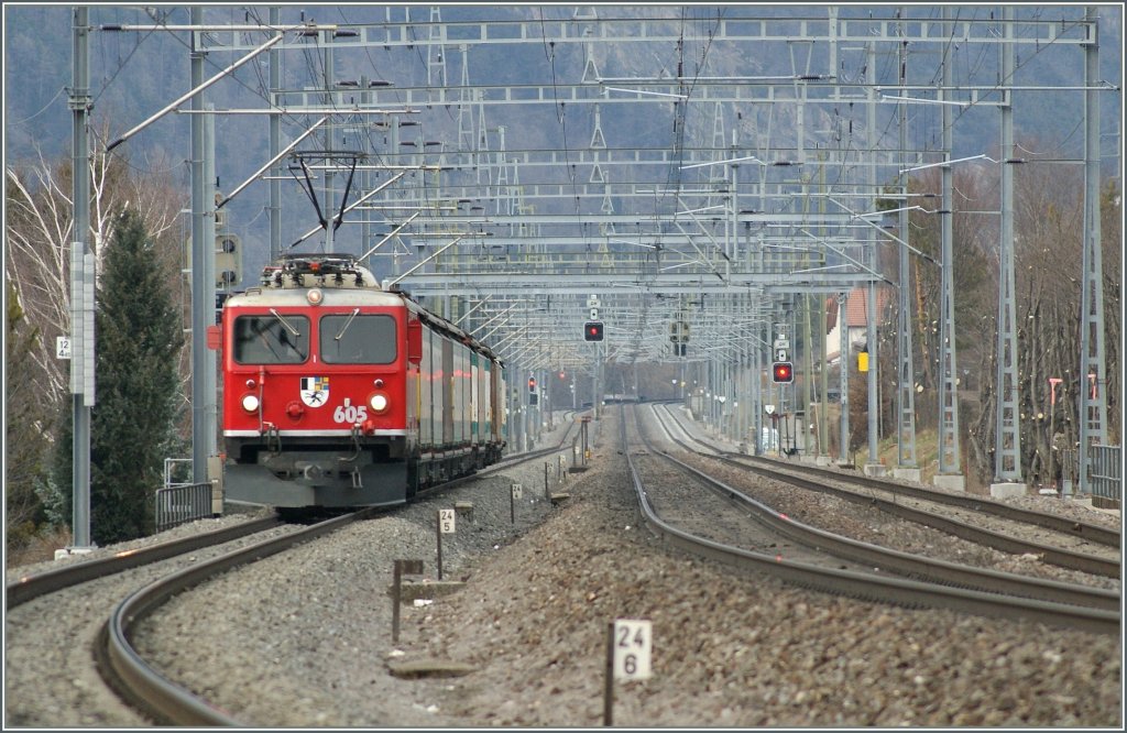 Zum Abschied der RhB Ge 4/4 I aus dem Plandienst: Die RhB Ge 4/4 605 mit einem Valserwasser Gterzug kurz vor Chur am 2. Mrz 2009.