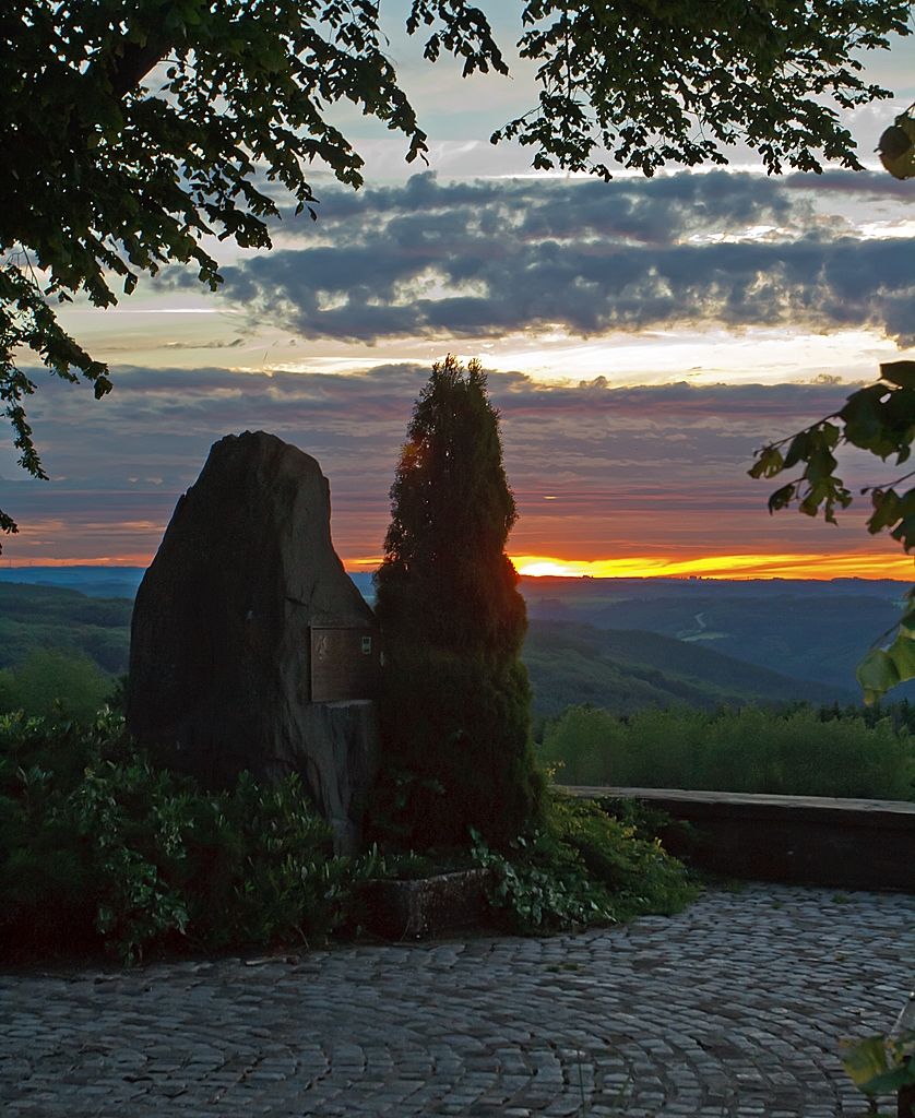 Zum Abschlu eines wunderschnen Tages im Groherzogtum Luxemburg (dem 16.06.2013) wird noch einmal angehalten... 
Bei Heiderscheid (Heischent) ist ein tolles Aussichtplateau von dem man den Sonnenuntergang genieen kann.
Vorne ein Gedenkstein an die tapferen Soldaten der 80. US Inf. Division der Ardennen Offensive.

Der Gedenkstein hat bregens die Form des Groherzogtums Luxemburg.
