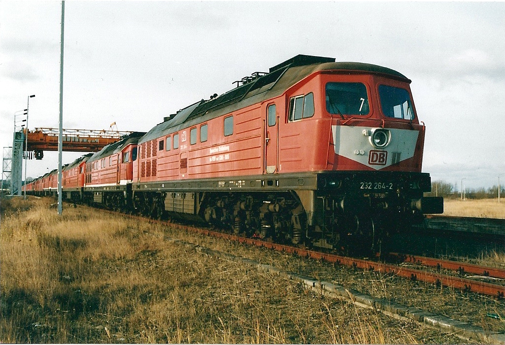 Zum Ende des Jahres 2002 fllten sich die Abstellgleise in Mukran auf Rgen sehr schnell mit abgestellten Loks der BR 232.Die hier im Bild erkennbare 232 264 hatte Glck und wurde im Jahr 2003 in 233 264 umgebaut.Hinweis:Eingescanntes Bild!