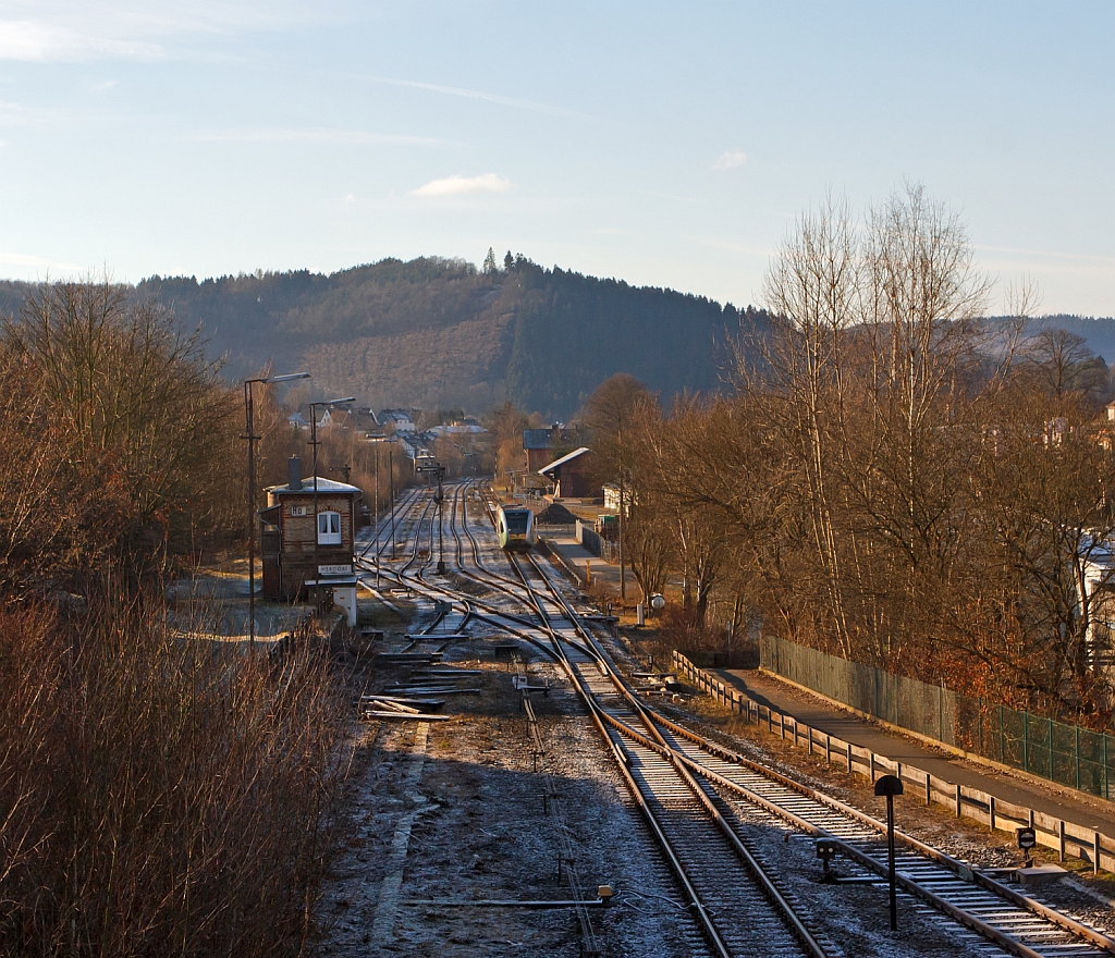 Zum Jubilum von hellertal-startbilder.de, denn nun haben wir schon 2000. Bilder hier:
Blick auf den Bahnhof Herdorf von der Brcke Wolfsweg am 13.01.2013, die Gre aus vergangenen Zeiten kann man nur erahnen. 
Auf Gleis 1 fhrt ein Stadler GTW 2/6 der Hellertalbahn in den Bahnhof ein.  
Links das Stellwerk Herdorf Ost (Ho) und weiter hinten etwas verdeckt von dem Signal das Stellwerk Herdorf Fahrdienstleiter. 
Rechts (hinten) der ehem. Gterschuppen und dahinter der Personenbahnhof.  
Im Vordergrund das DB-Gleis der KBS 462 - Hellertalbahn (heute eingleisig, bis Mitte der 1970er-Jahre eine zweigleisige Hauptstrecke), daran zweigt hier das Gleis (ab der Gleissperre) der KSW Kreisbahn Siegen-Wittgenstein (ehem. Siegener Kreisbahn, davor Freien Grunder Eisenbahn AG) ab.