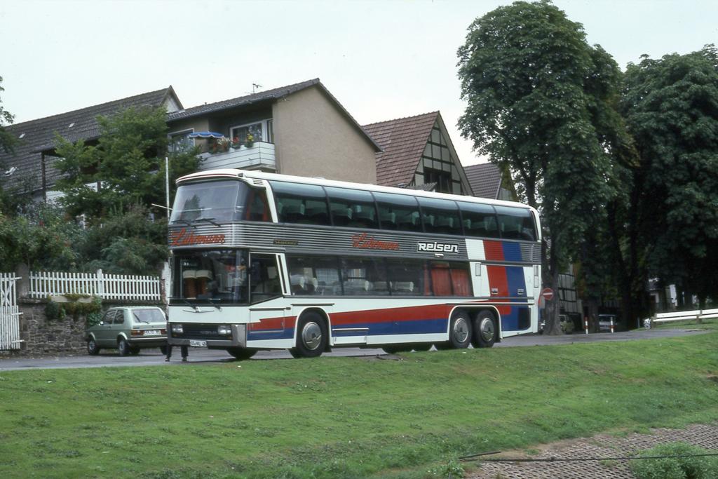 Zum Zeitpunkt der Aufnahme am 1.9.1985 war dieser Neoplan Doppelstock
Bus der Fa. Lhrmann, Osnabrck unter den Reisebussen noch eine Raritt. 
Es war noch was Besonderes, im Doppelstockbus zu reisen. Heute ist es alltglich
und keine solche Besonderheit mehr. 
Dieser Bus Typ hat heute Museumalter erreicht und zhlt zu den Oldtimern.
