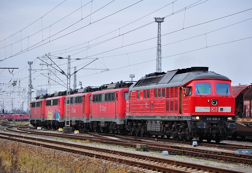 Zur Winterruhe eingemottet werden 140 572,432,184 und 169.Die 233 636 drckt die Maschinen an ihren Abstellplatz in Rostock-Seehafen. 