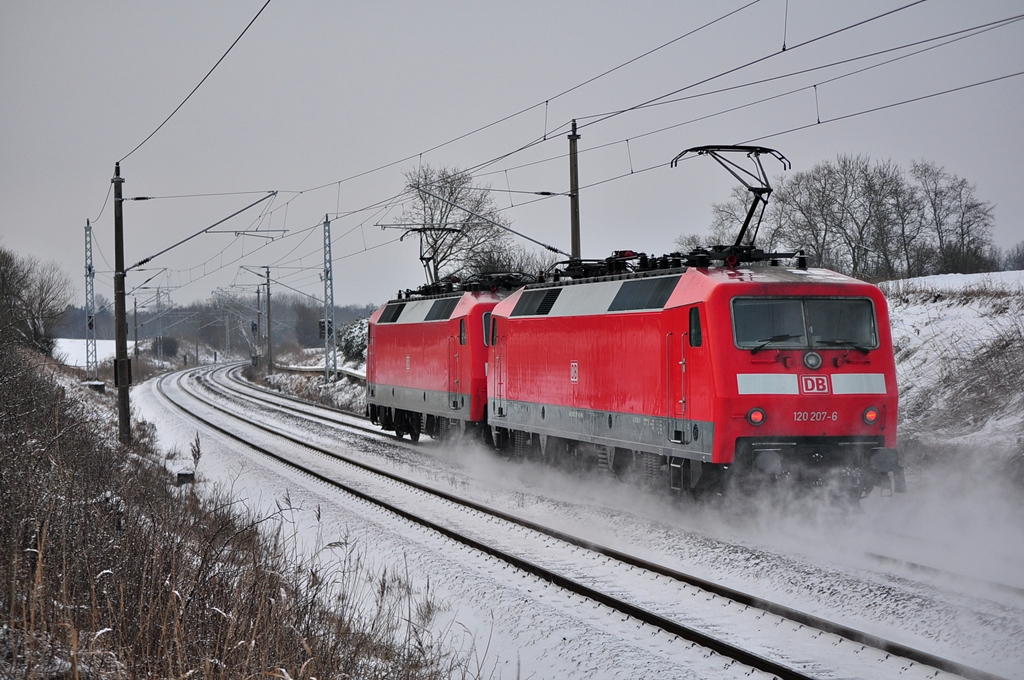 Zurck nach Aachen geht es am 13.01.2013 fr die 120 208 und 120 207.In Sildemow wurden die beiden Loks am frhen Morgen geknipst.