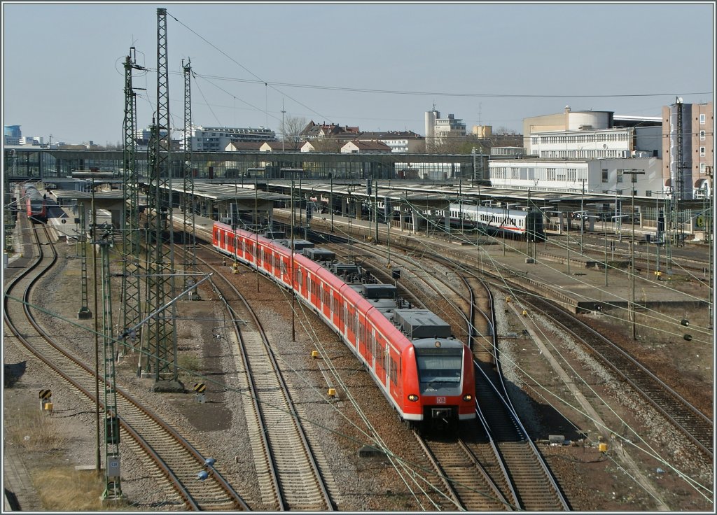 Zwei 425 veralssen Heidelberg Hbf. 
28.03.2012