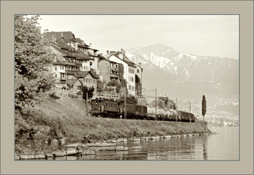 Zwei Ae 4/7 mit einem Gterzug bei St-Saphorin im Mai 1995.