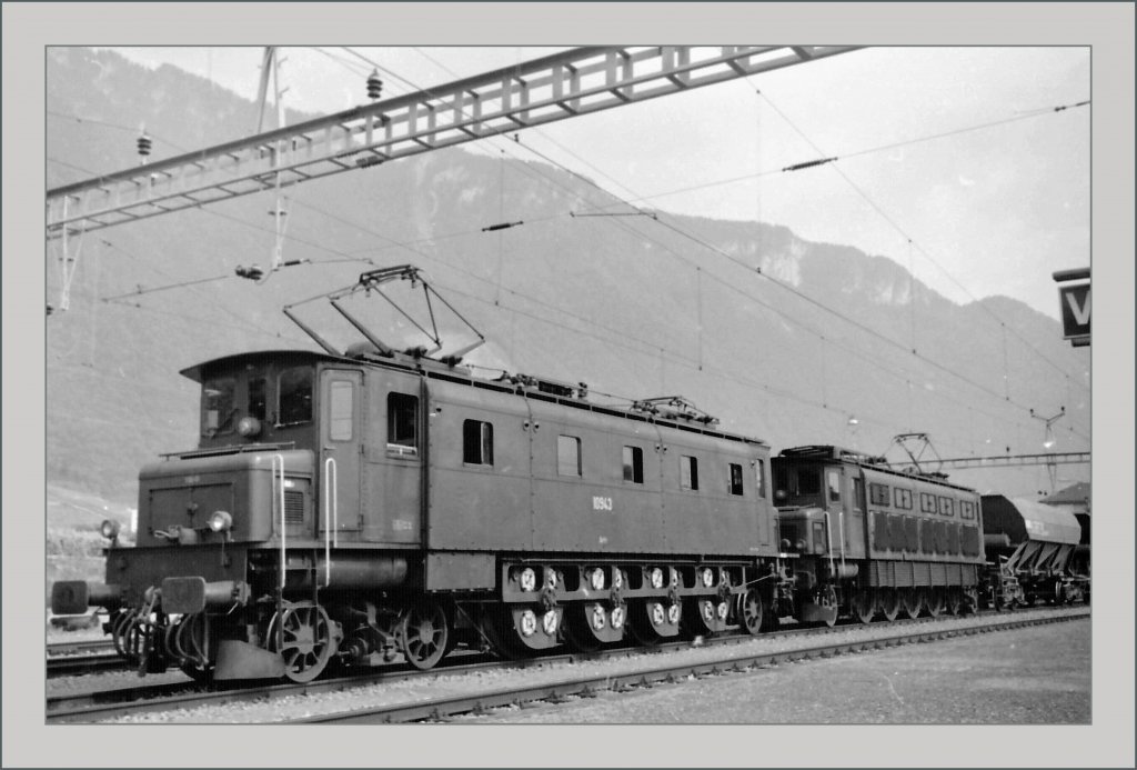 Zwei Ae 4/7 in Vielfachsteuerung mit einem Gterzug in Villeneuve am (im August 1998/Gescanntes Negativ)