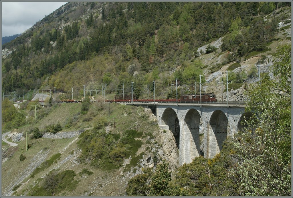 Zwei BLS Re 4/4 mit einem langen Flachwagenzug auf dem Luogelkinn-Viadukt. (LBS gesperrt) 4. Mai 2013