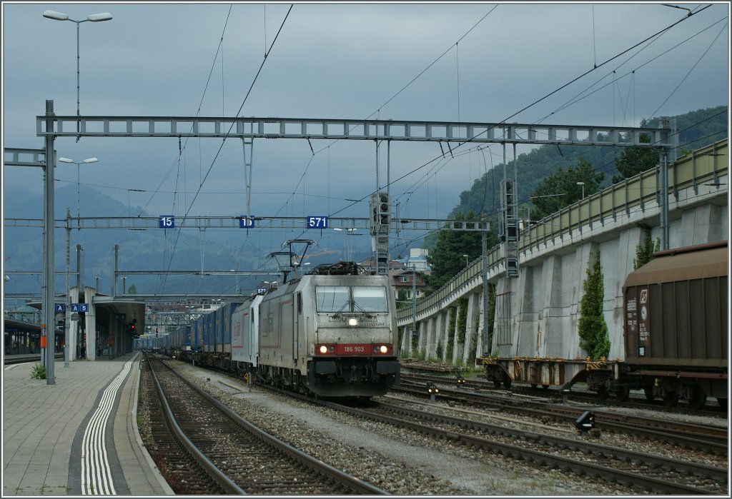 Zwei Crossrail 186 mit einem weitern Gterzug in Spiez. 
29. Juni 2011