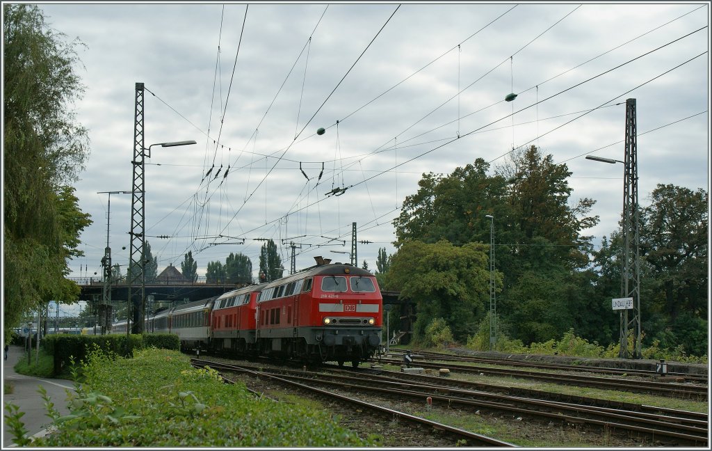 Zwei Dieselloks der Baureihe 218 verlassen mit einem EC nach Mnchen Lindau Hbf. 
20.11.2011